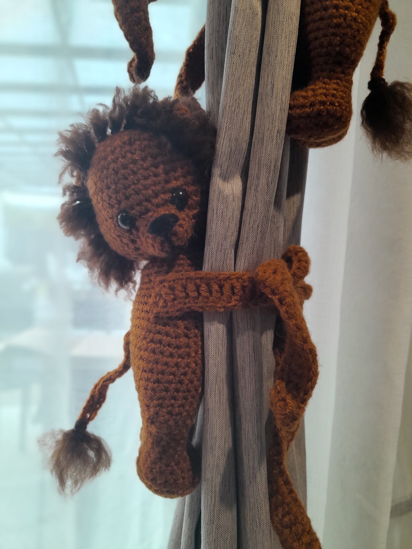 Lion curtain tieback