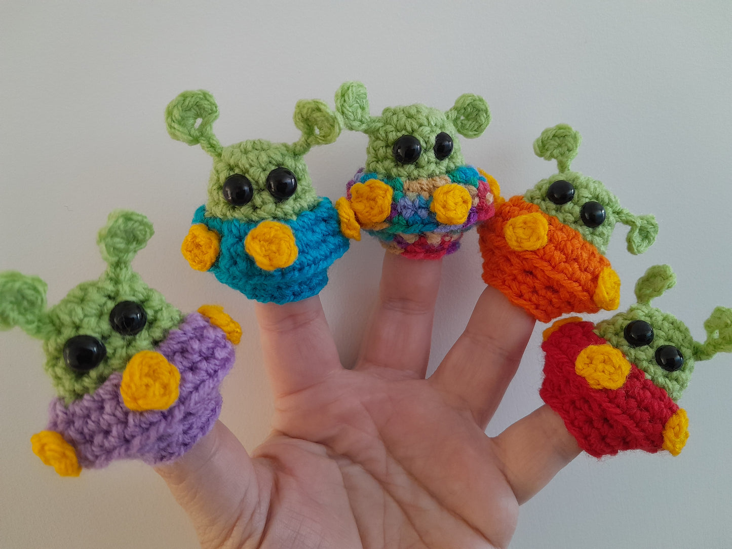 5 little men in their flying saucers finger puppets