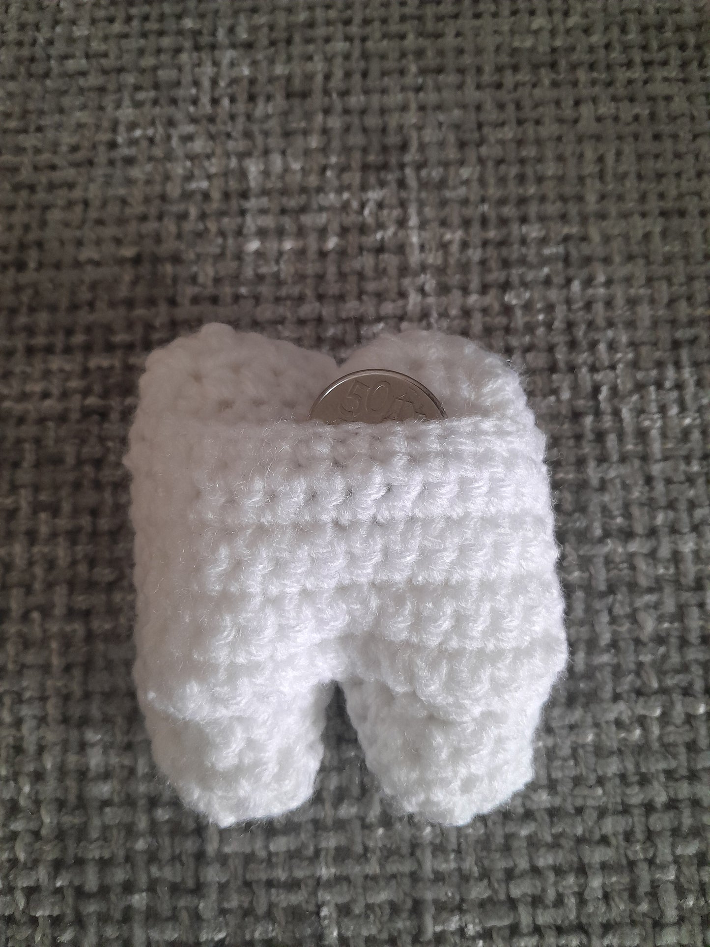 Tooth holder with bow